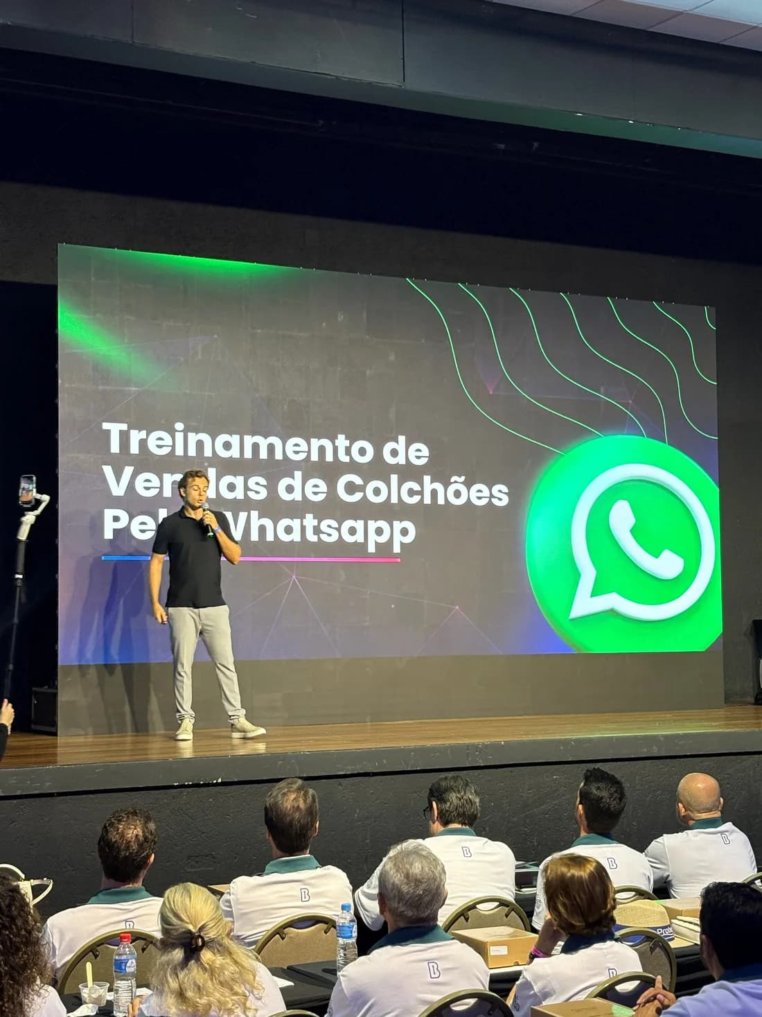 Palestra sobre treinamento de vendas de colchões pelo WhatsApp na Convenção da Probel